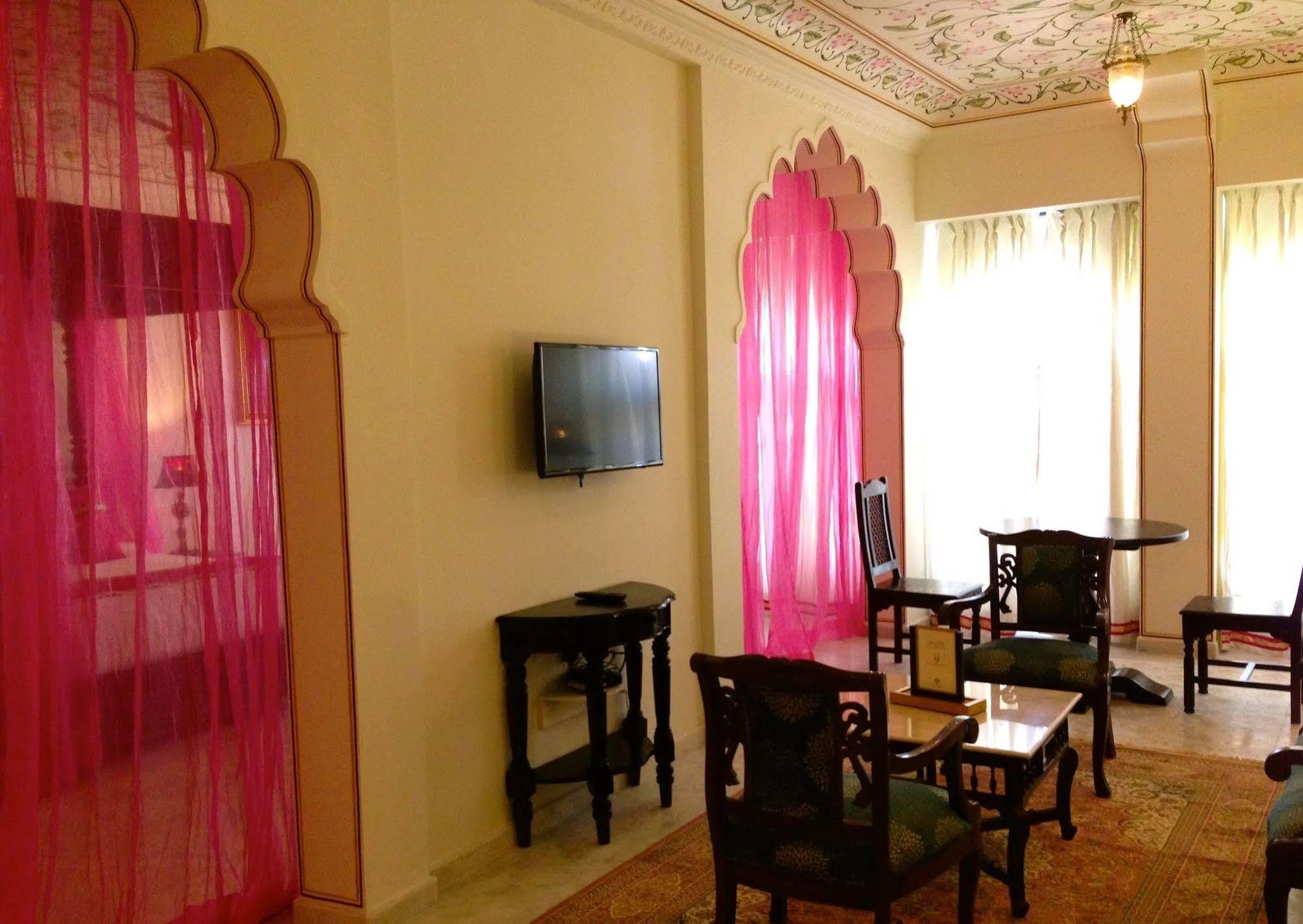 Treehouse Anuraga Palace ซาวาย มาโดปูร์ ภายนอก รูปภาพ