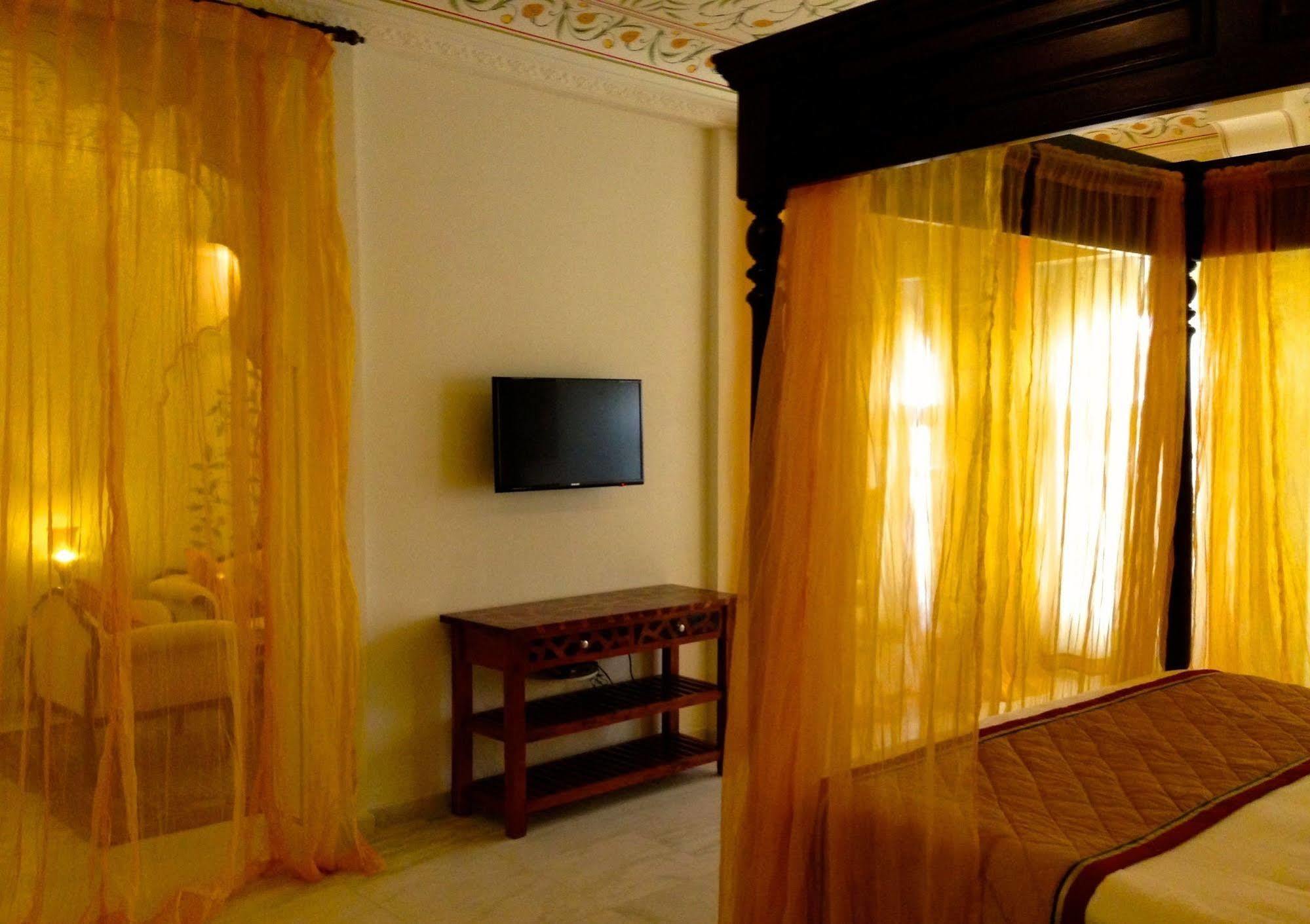 Treehouse Anuraga Palace ซาวาย มาโดปูร์ ภายนอก รูปภาพ