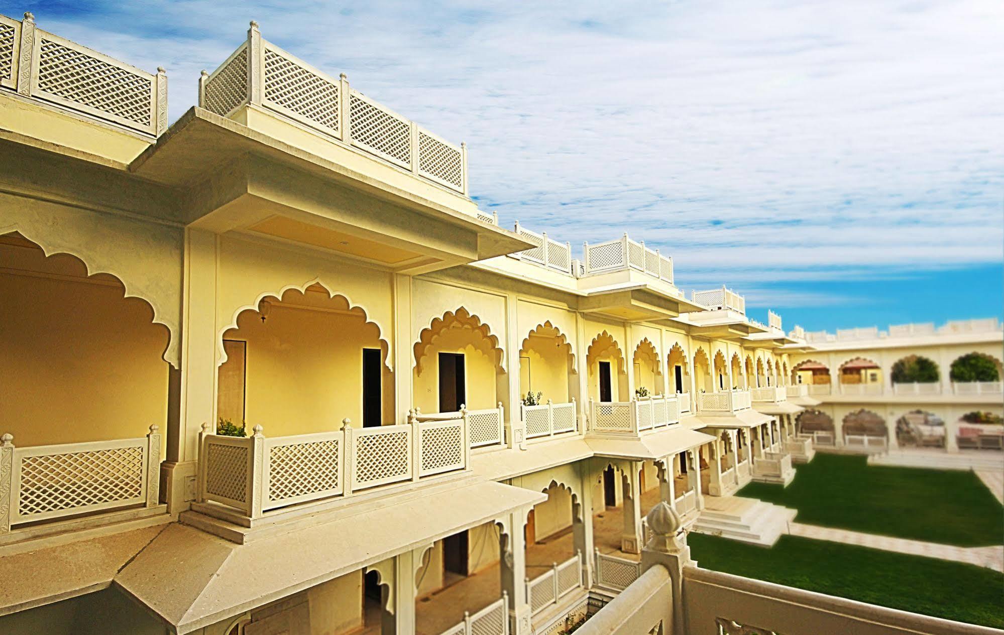 Treehouse Anuraga Palace ซาวาย มาโดปูร์ ภายนอก รูปภาพ