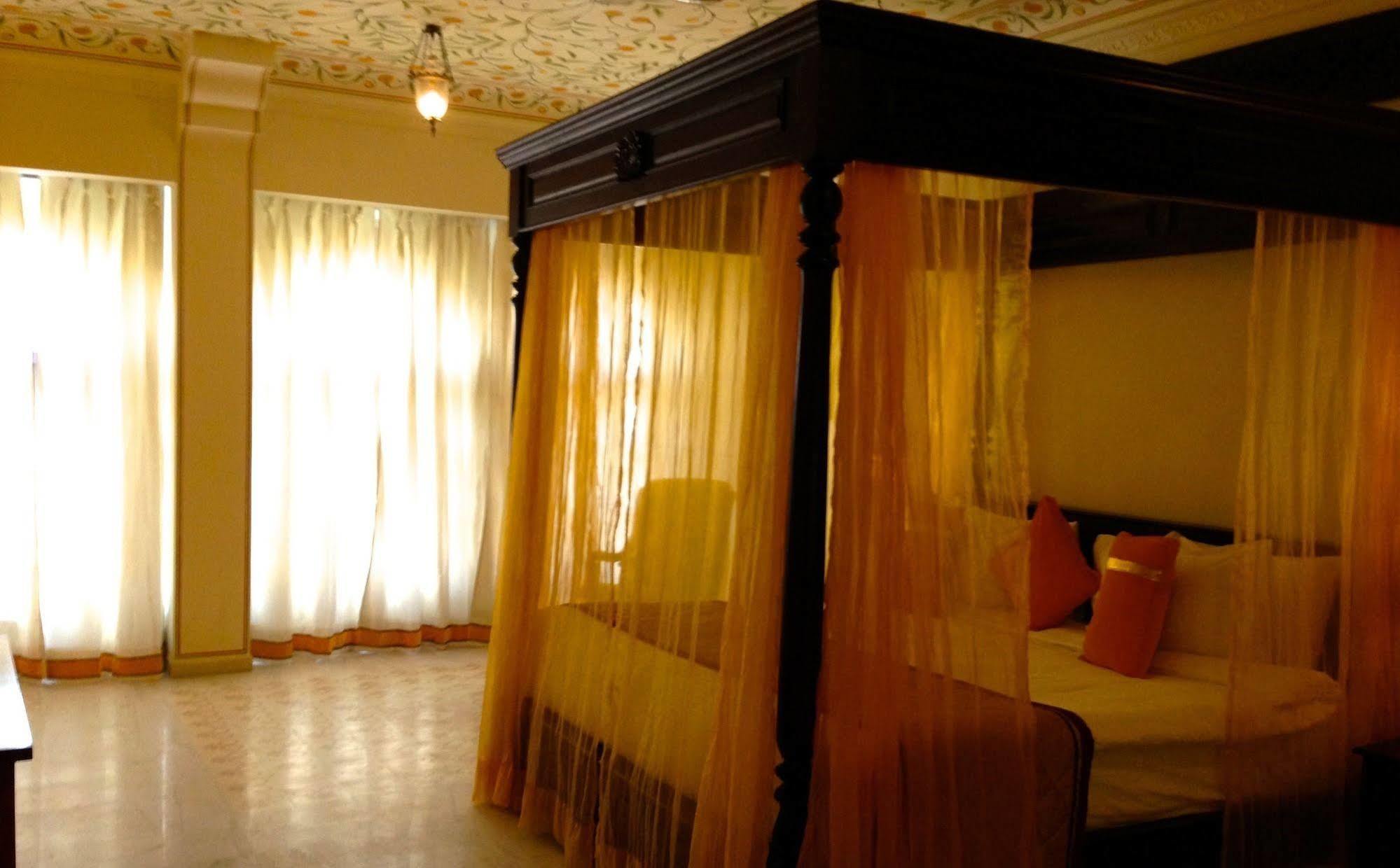 Treehouse Anuraga Palace ซาวาย มาโดปูร์ ภายนอก รูปภาพ