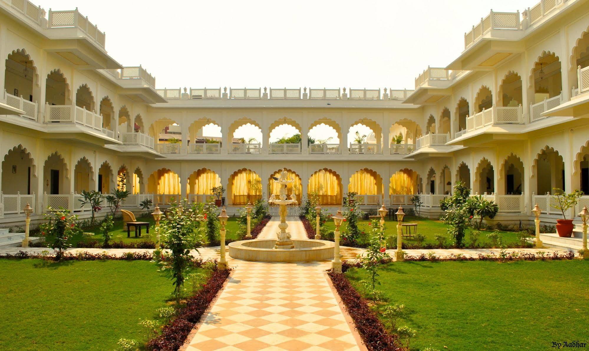 Treehouse Anuraga Palace ซาวาย มาโดปูร์ ภายนอก รูปภาพ